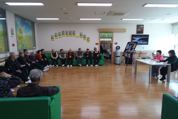 노인주간보호센터- 오손도손 봉사단 공연 관람(4월)